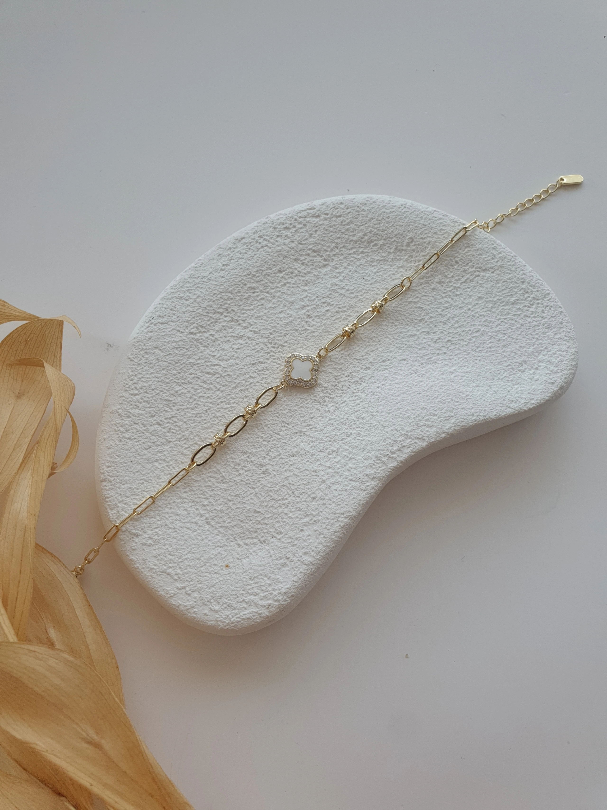 14K Minimal Beyaz Yonca Bileklik