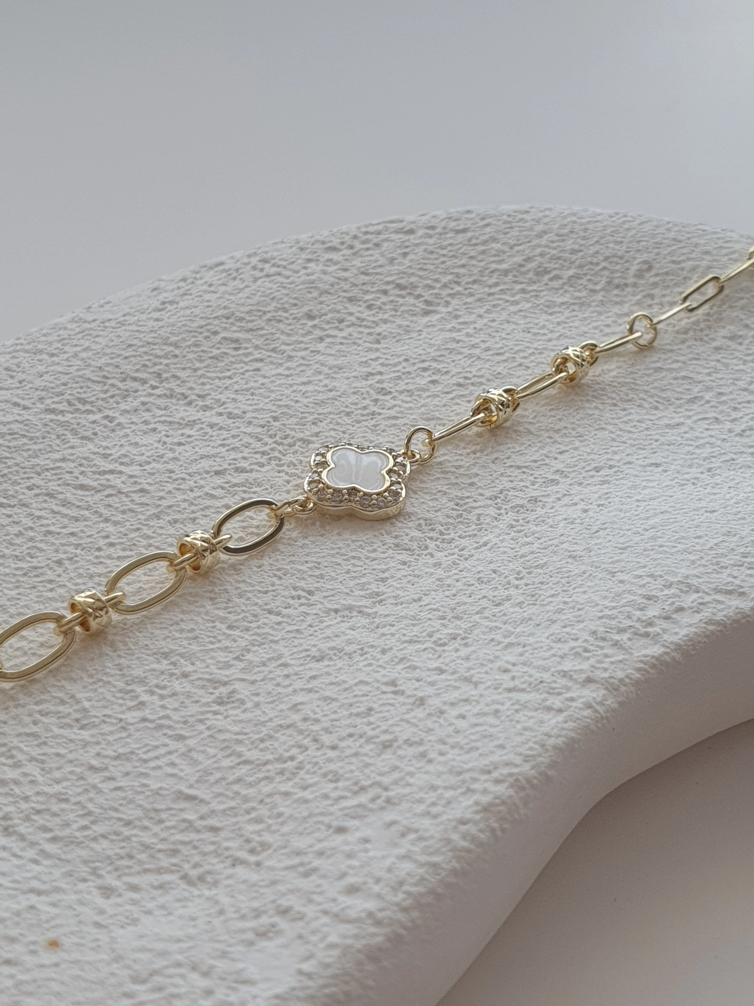 14K Minimal Beyaz Yonca Bileklik