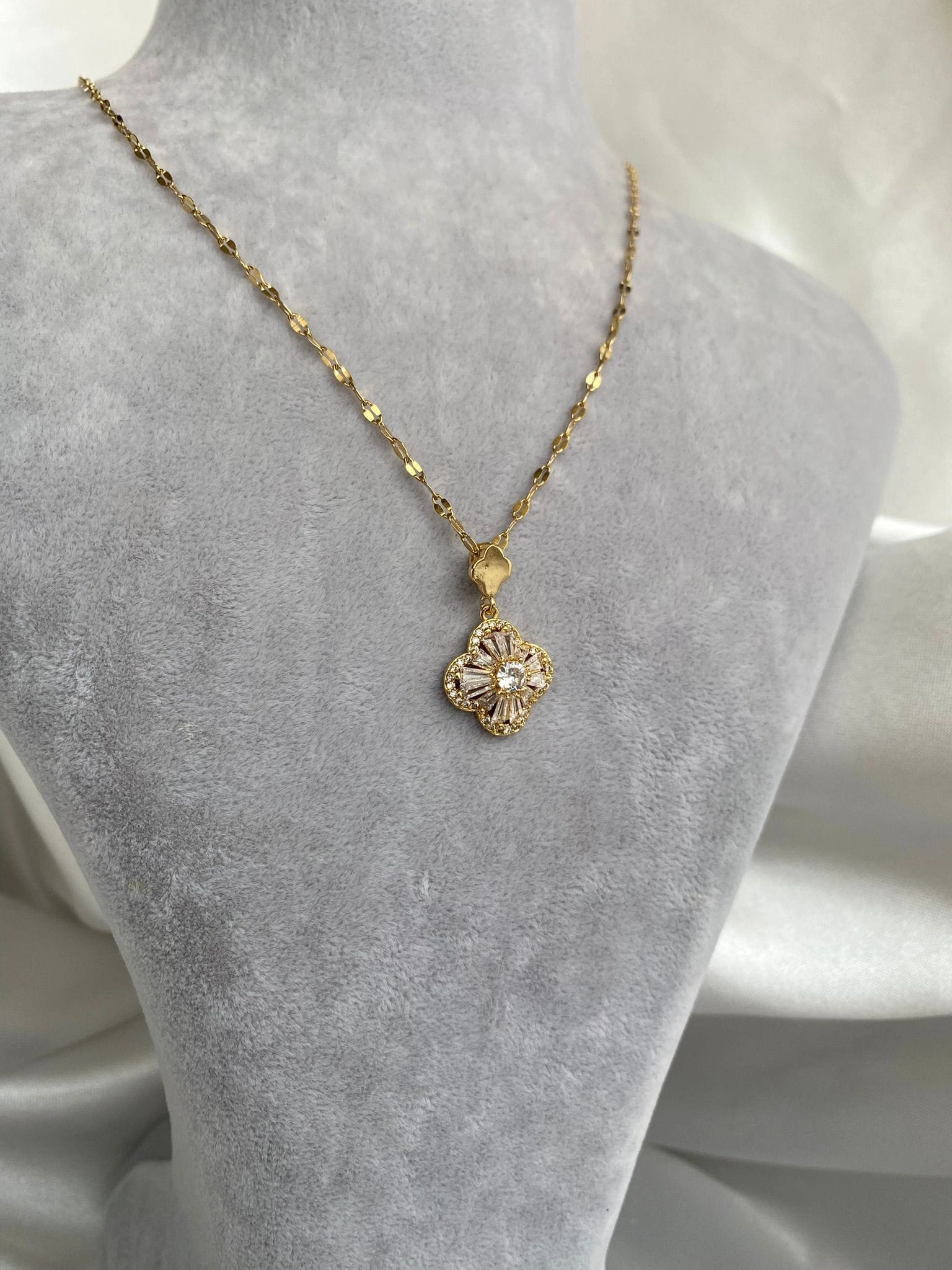 JOC Gold Yonca Taşlı Çelik Kolye