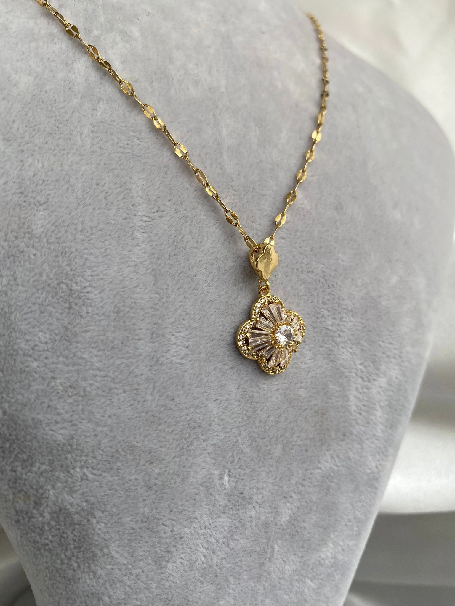 JOC Gold Yonca Taşlı Çelik Kolye