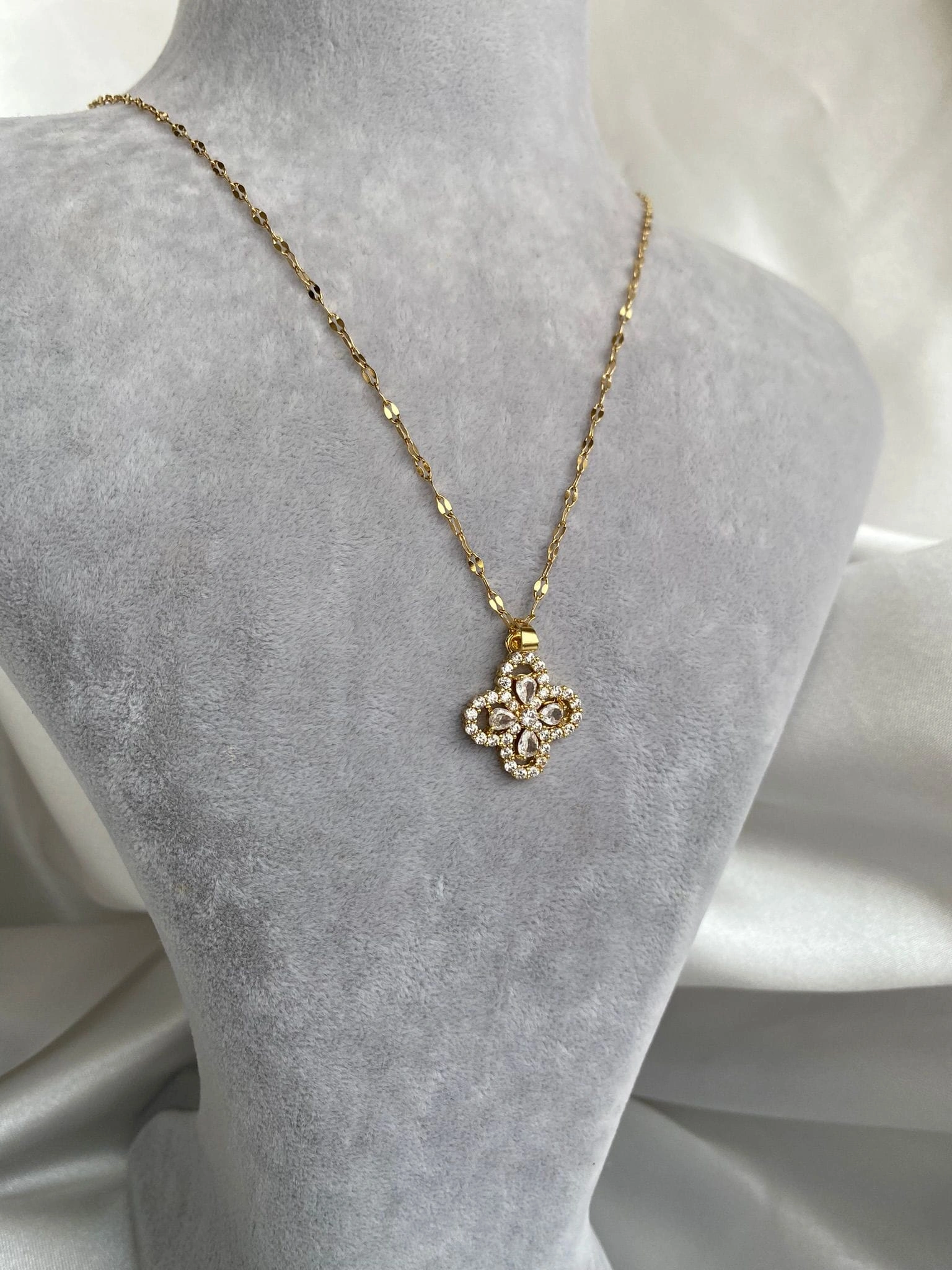 JOC Gold Yonca Taşlı Çelik Kolye 4 Taşlı
