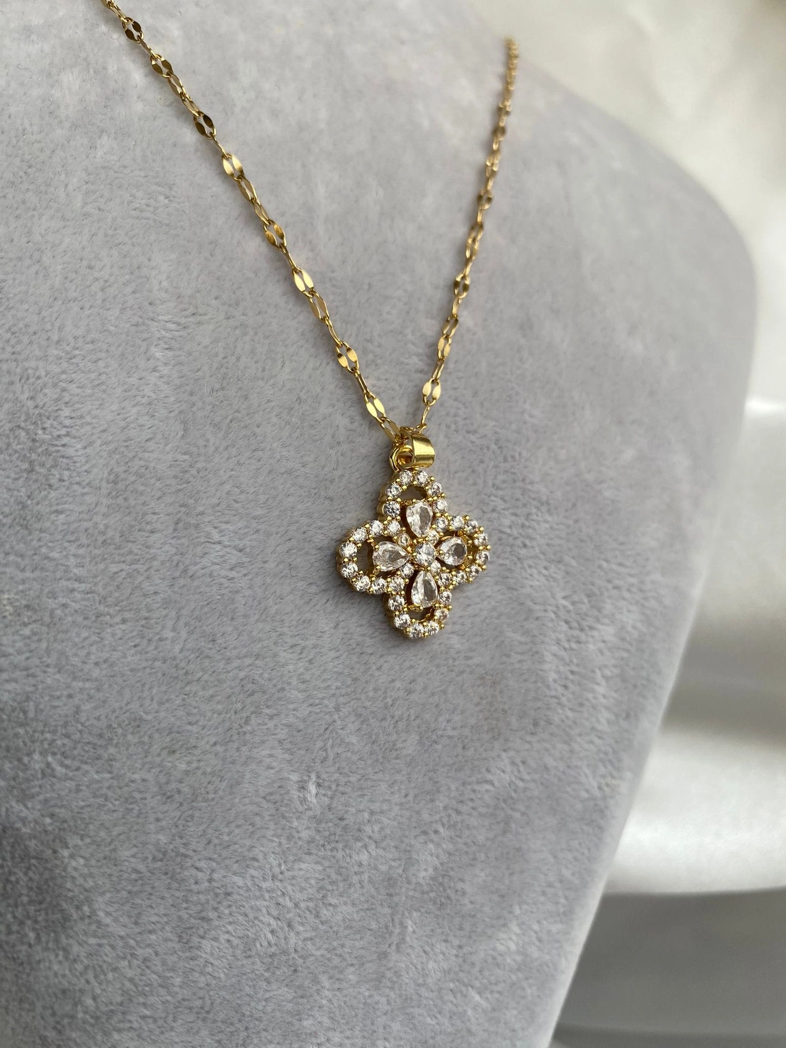 JOC Gold Yonca Taşlı Çelik Kolye 4 Taşlı