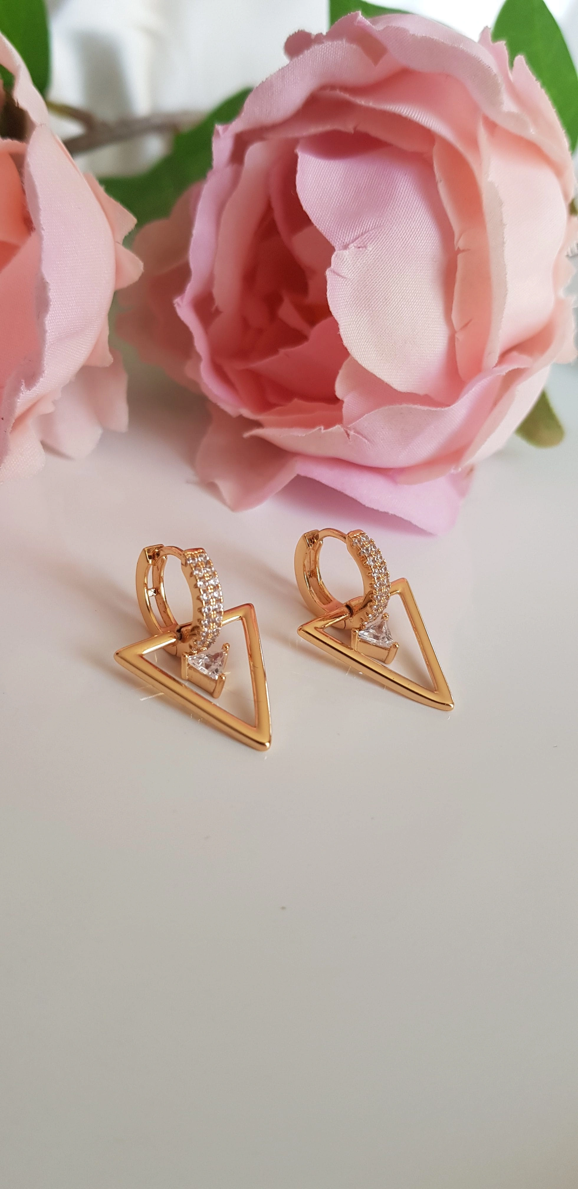 JOC Taşlı Üçgen Gold Xuping Küpe