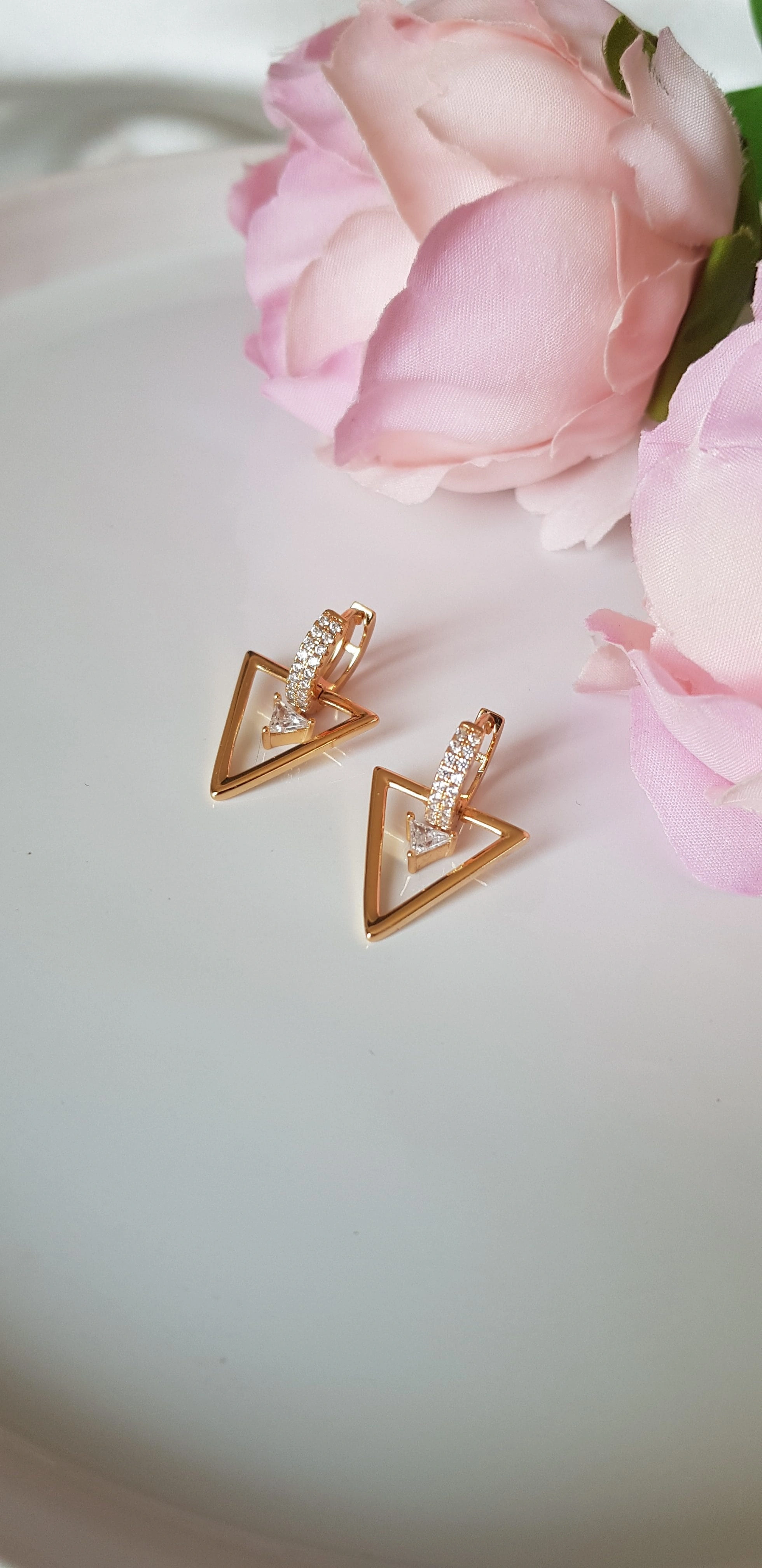 JOC Taşlı Üçgen Gold Xuping Küpe