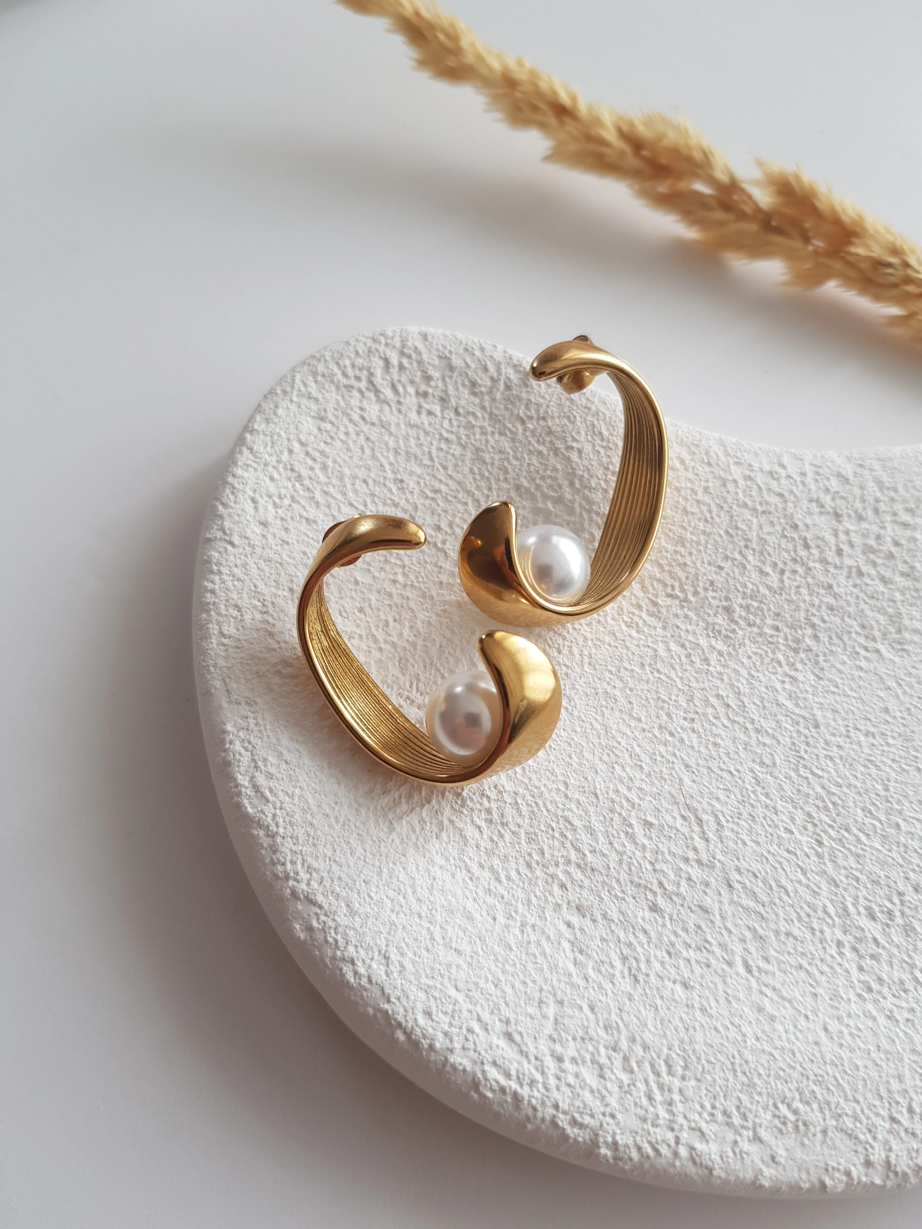 JOC Gold Asimetrik İnci Detay Küpe