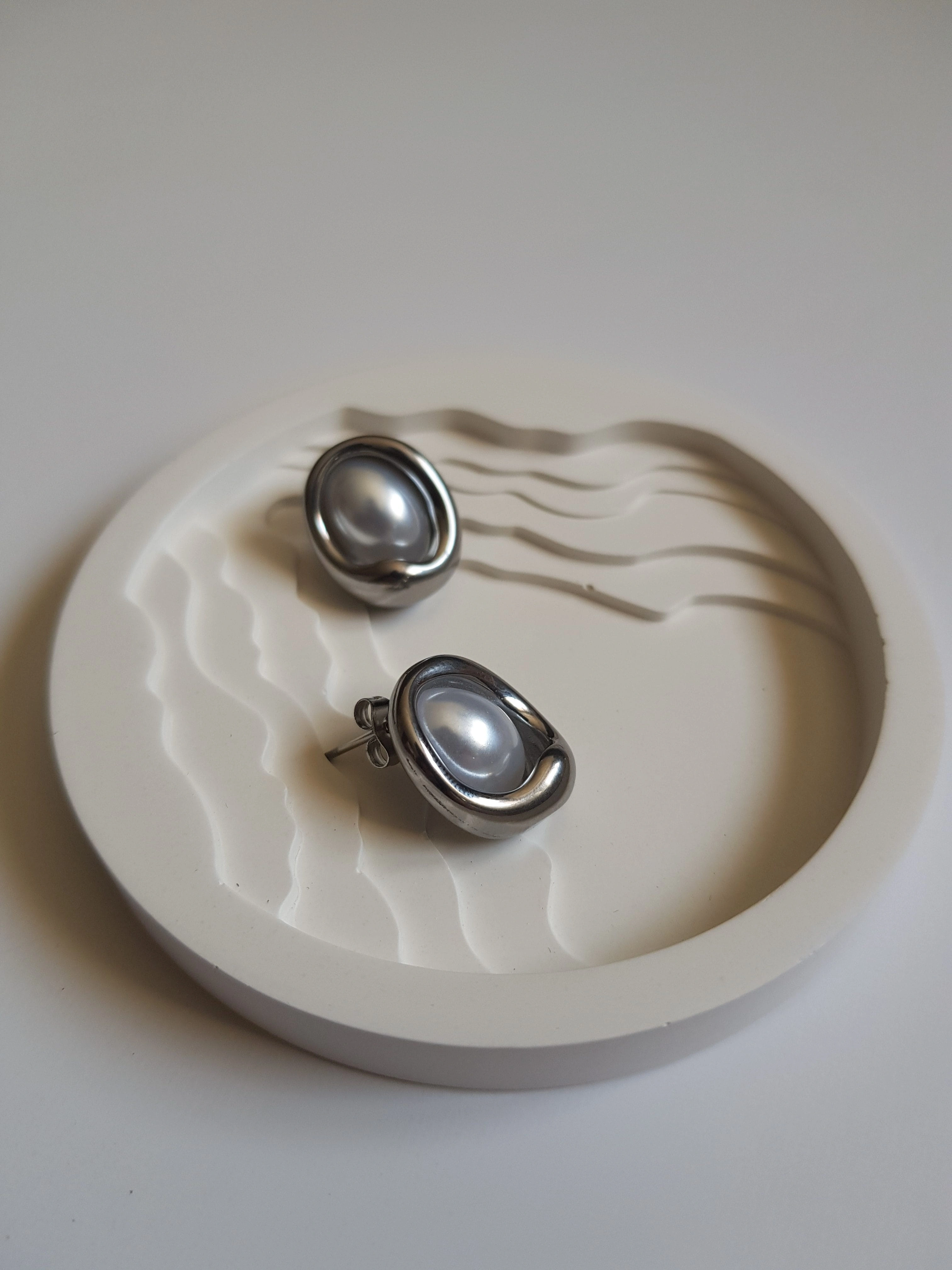 JOC Silver Asimetrik İncili Çelik Küpe