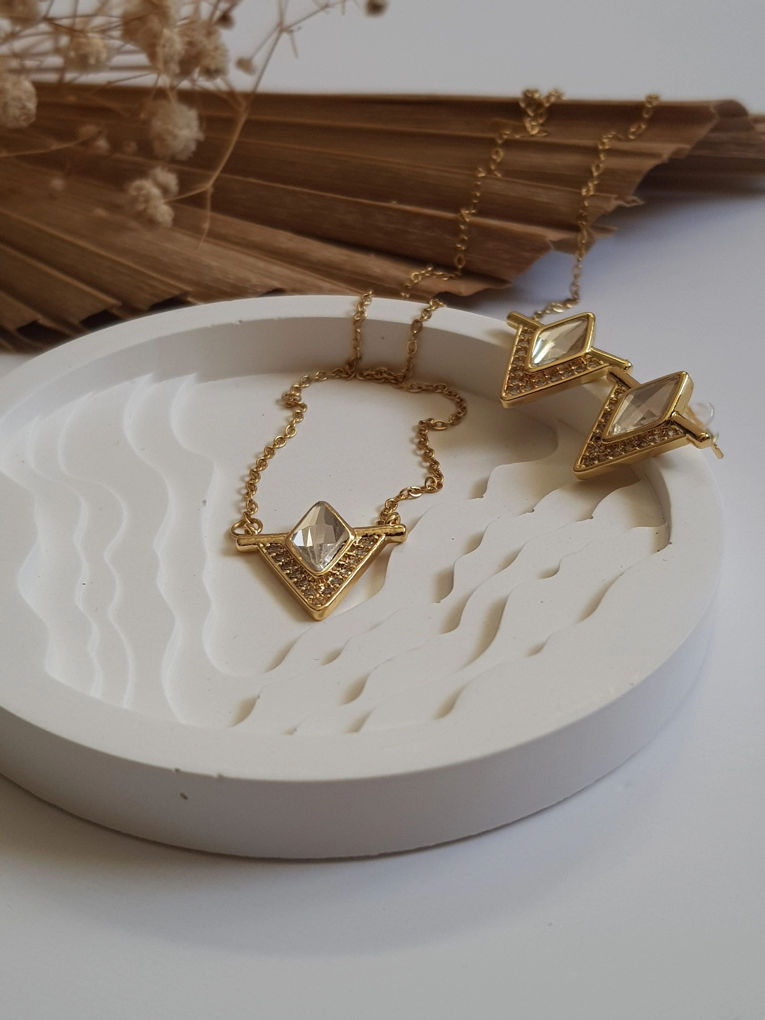JOC Gold Zirkon Üçgen Madalyon Küpe