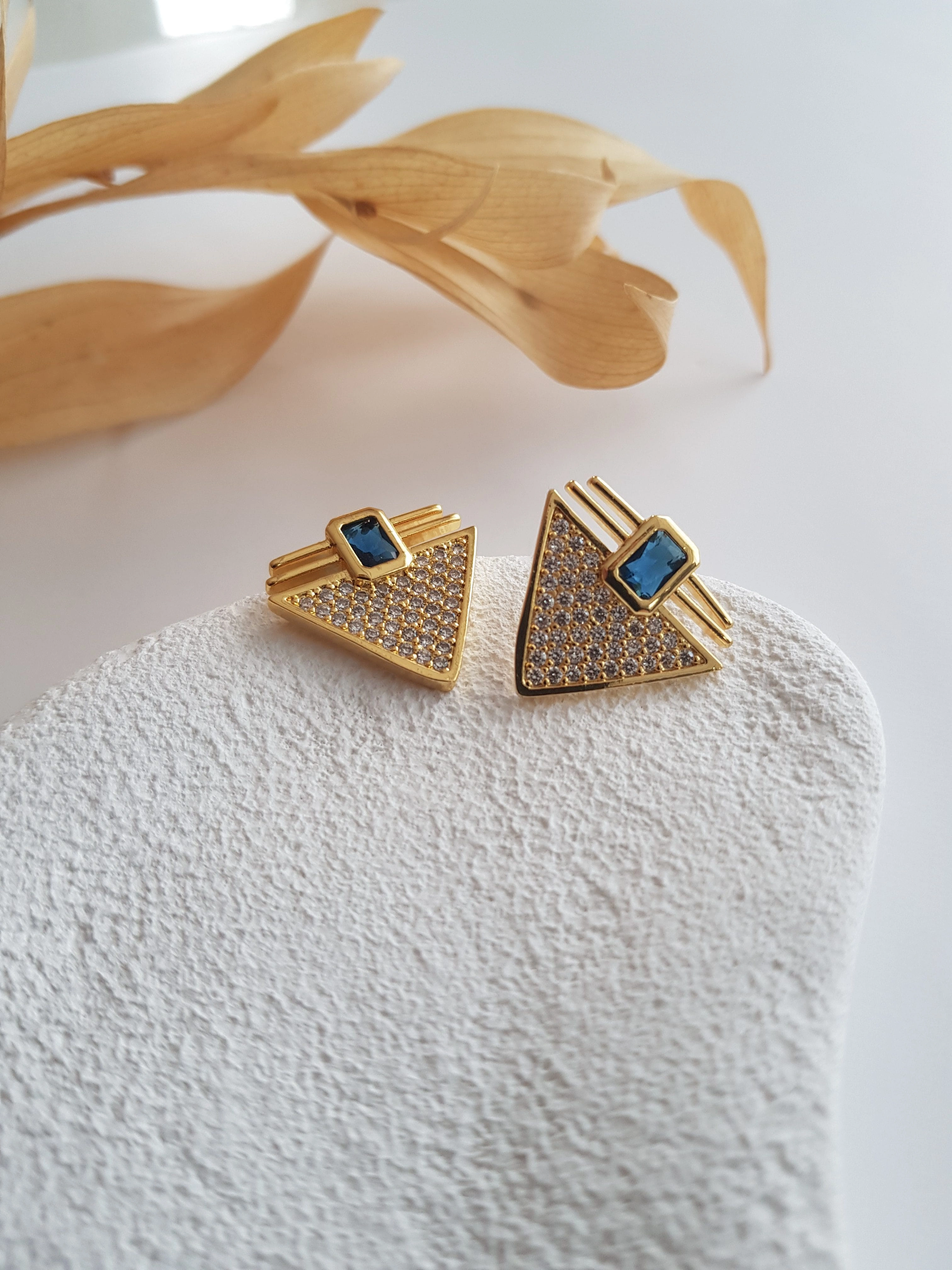 JOC Gold Zirkon Mavi Taşlı Madalyon Küpe
