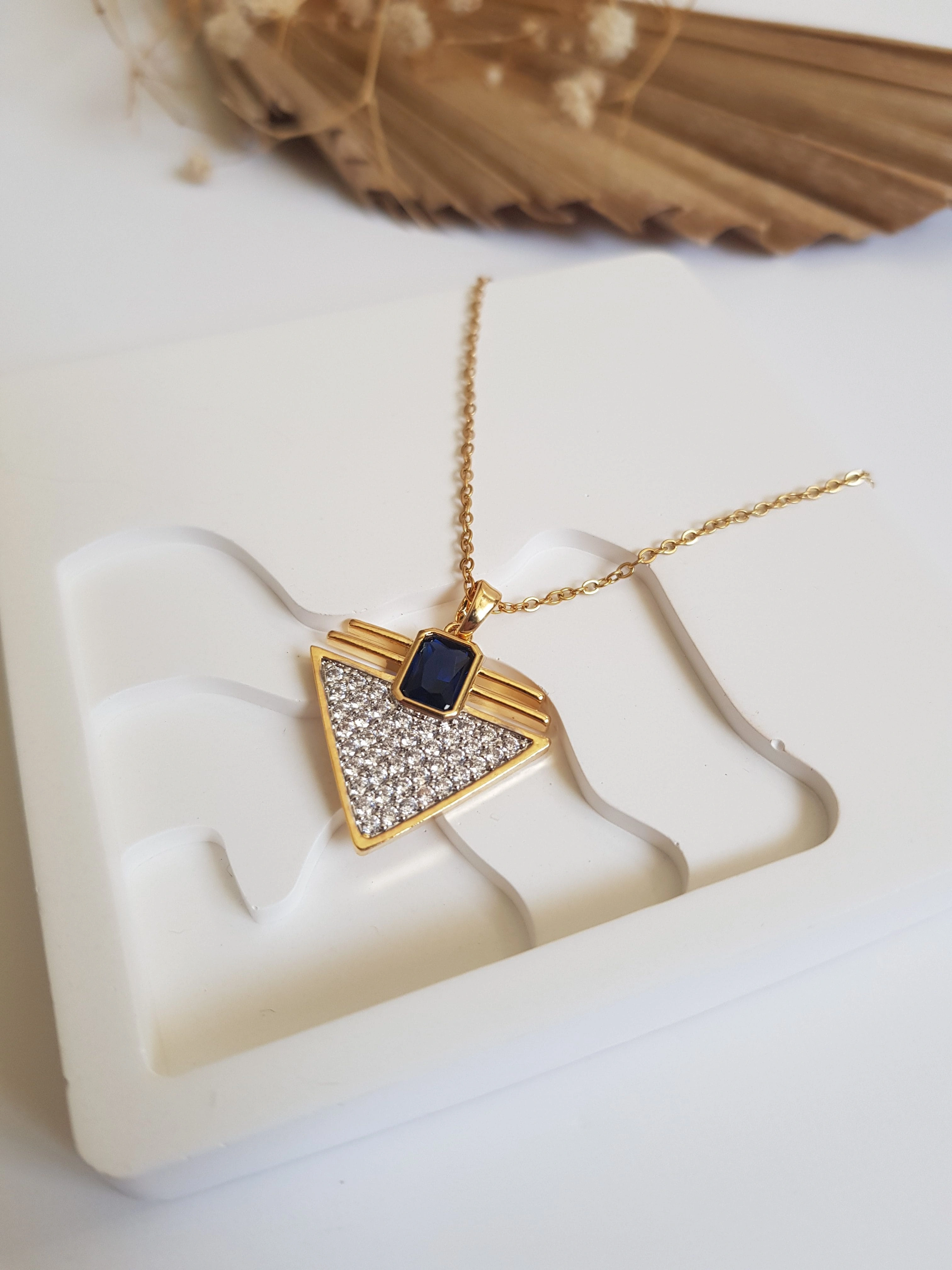 Gold Zirkon Mavi Taşlı Madalyon Kolye