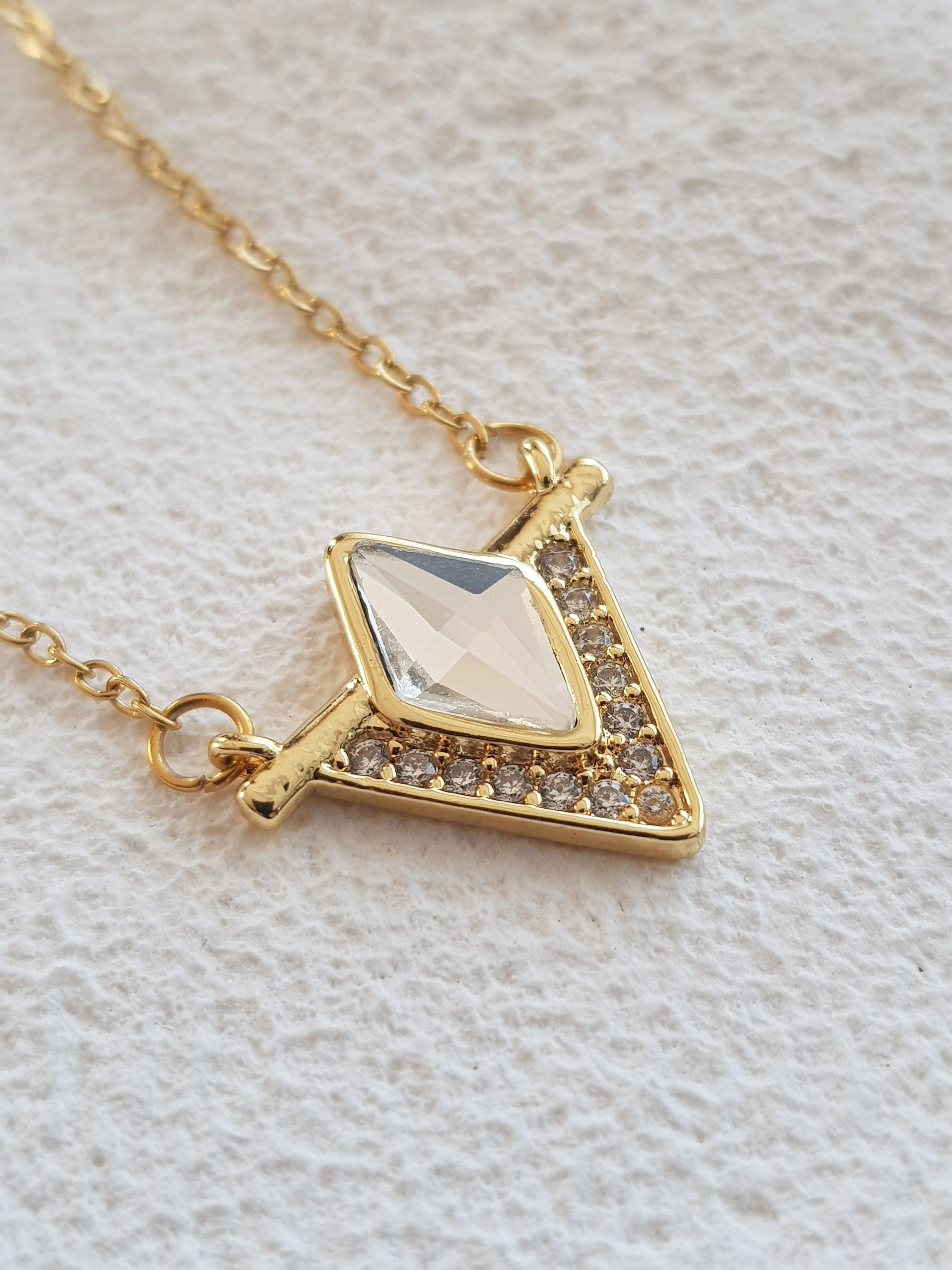 Gold Zirkon Üçgen Madalyon Kolye
