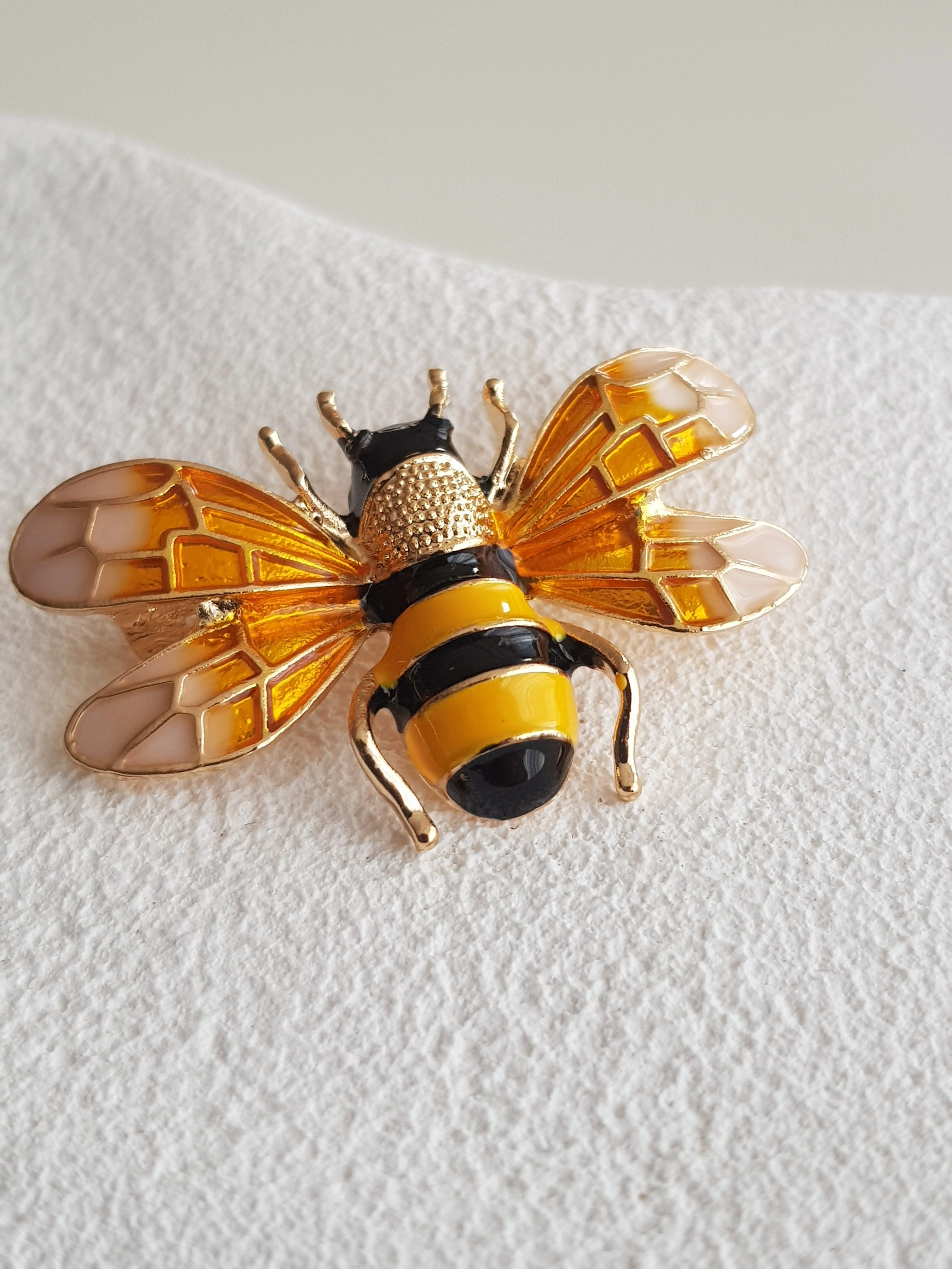 JOC Bee Broş