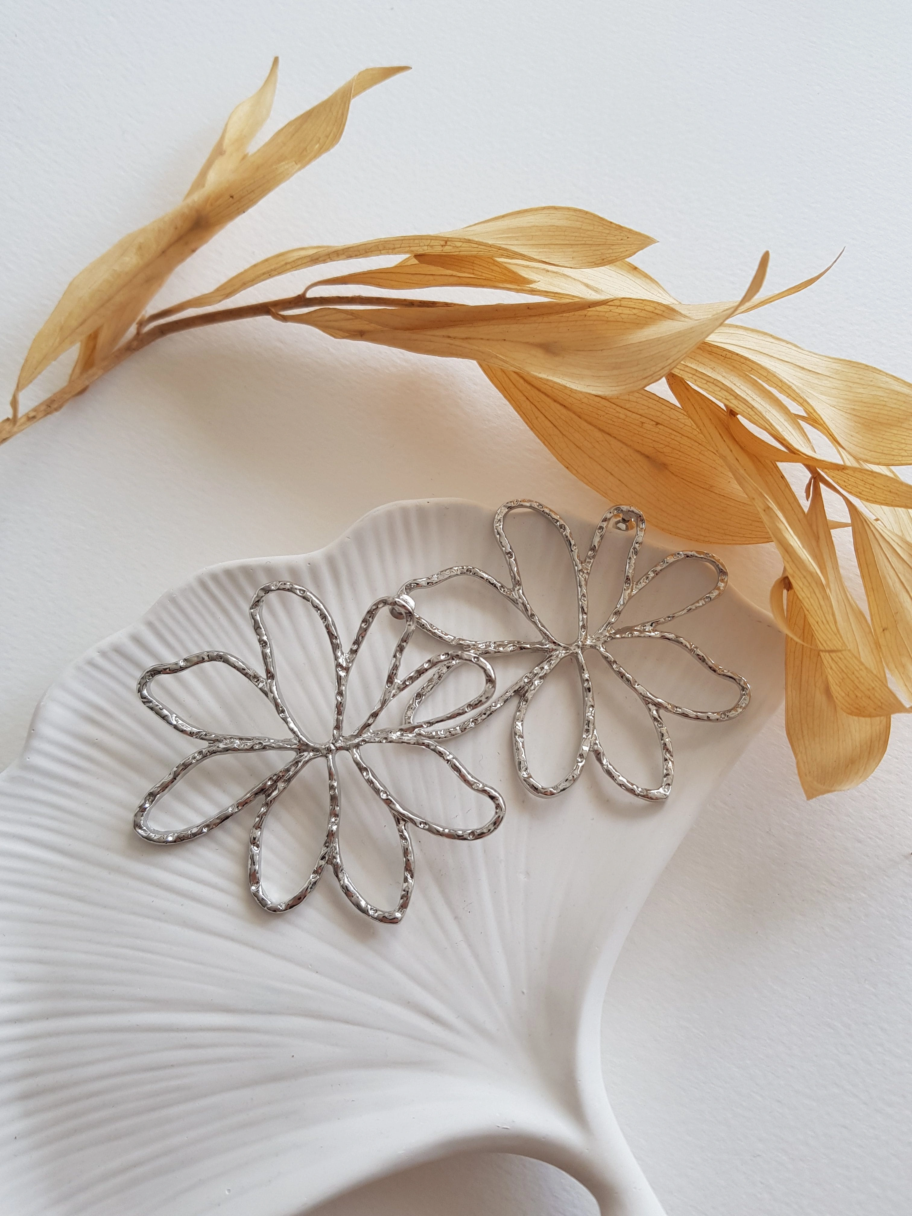JOC Silver Büyük Metal Çiçek Küpe