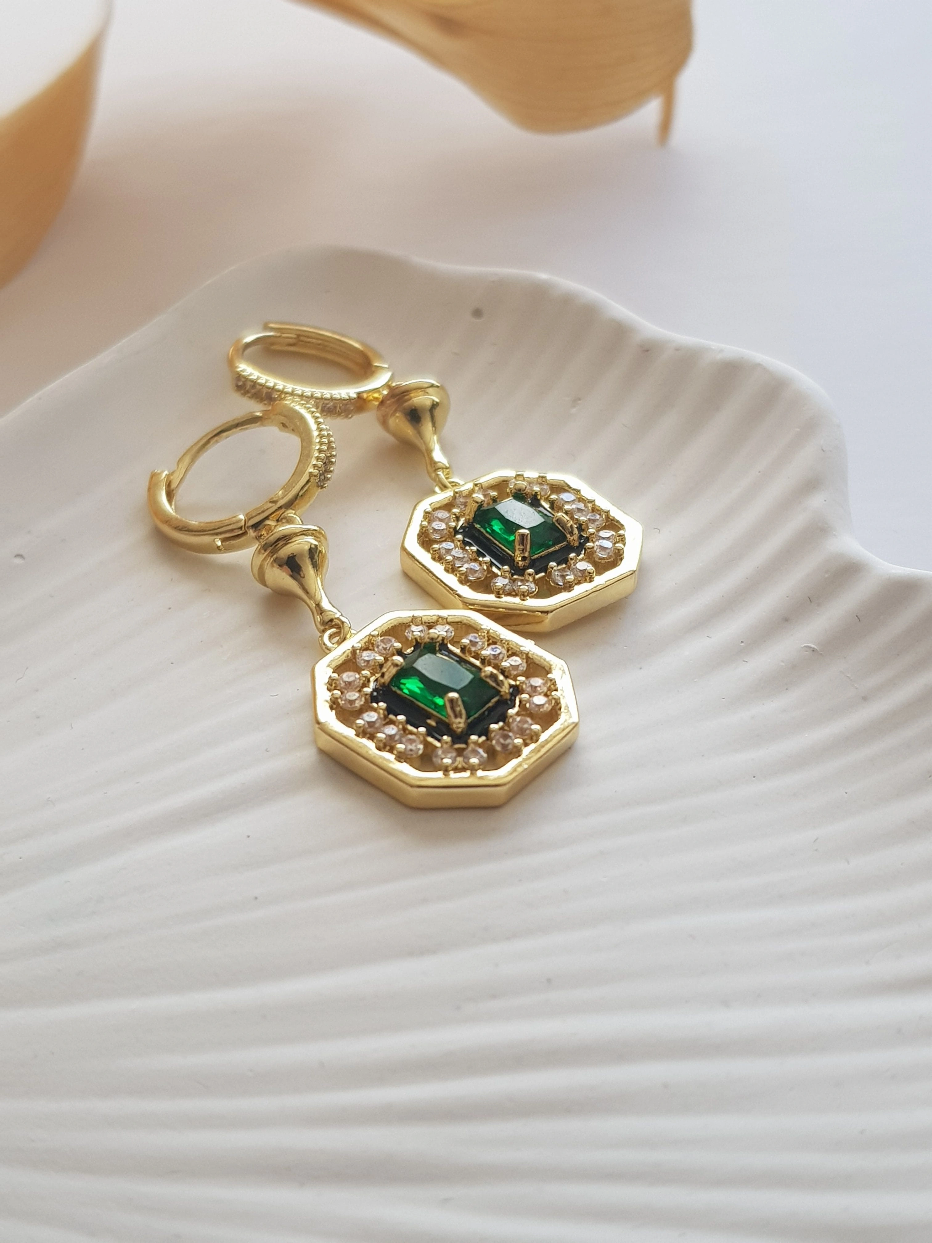 JOC Gold Yeşil Taşlı Sallantılı Küpe
