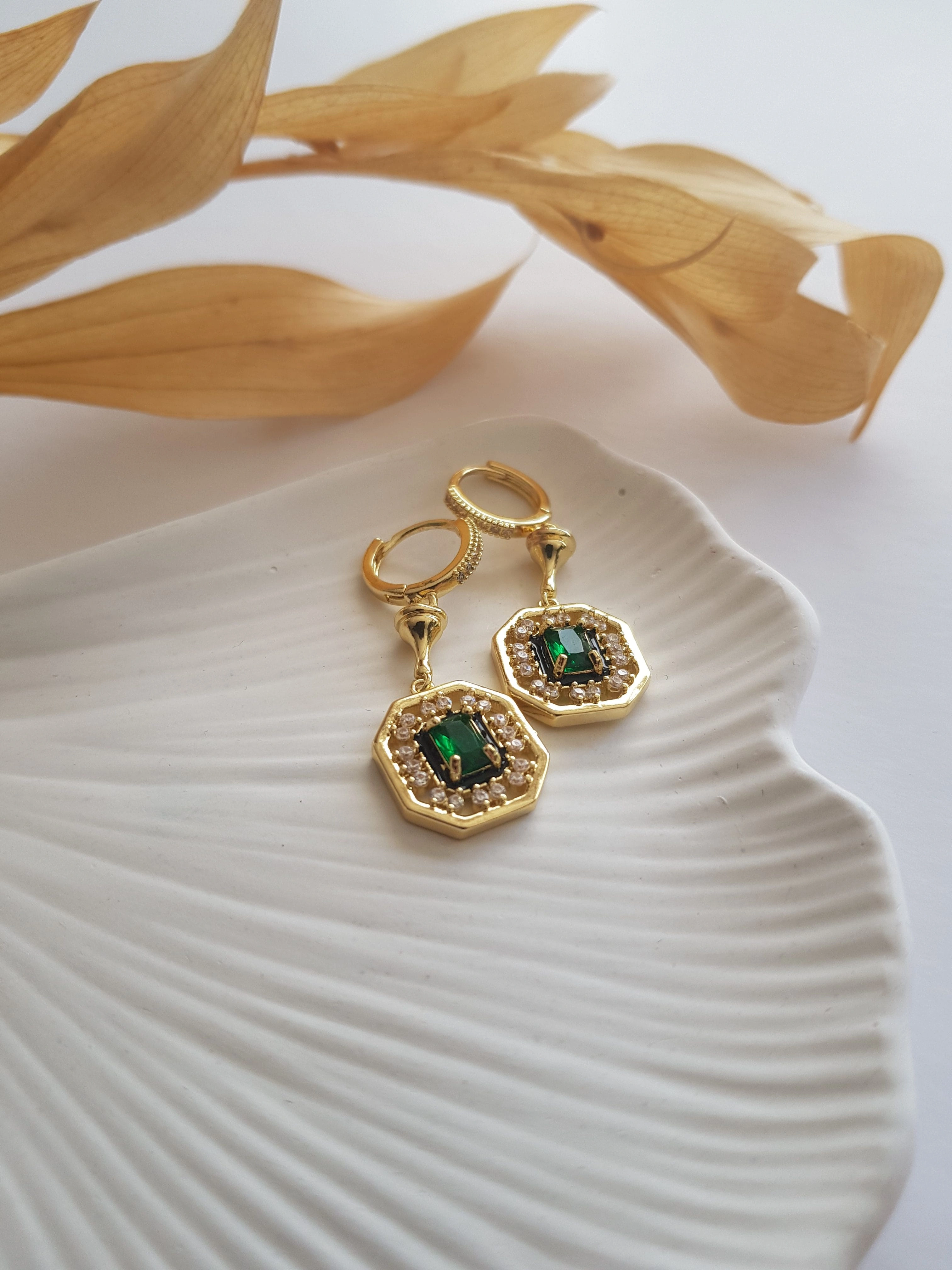 JOC Gold Yeşil Taşlı Sallantılı Küpe