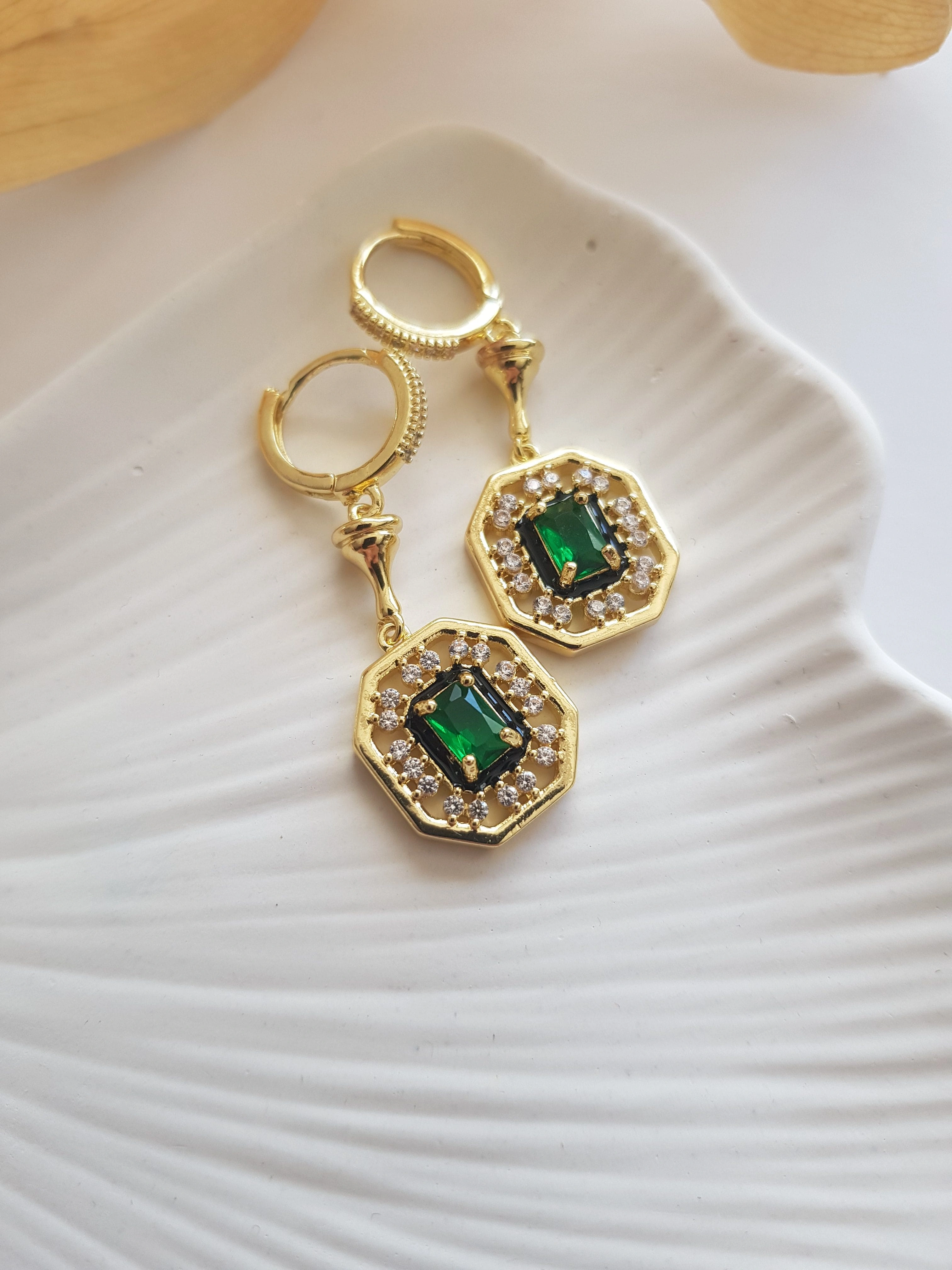 JOC Gold Yeşil Taşlı Sallantılı Küpe