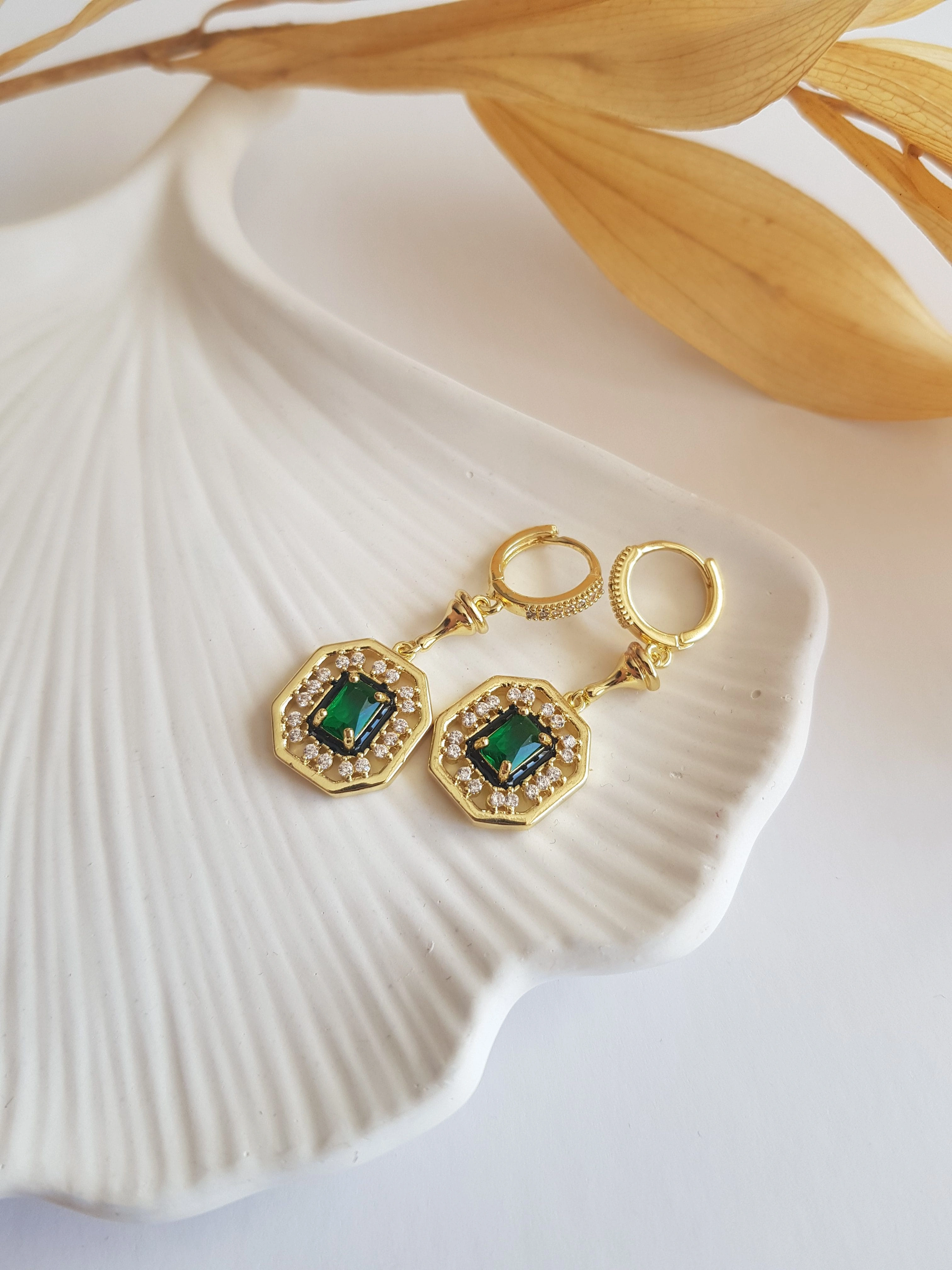 JOC Gold Yeşil Taşlı Sallantılı Küpe