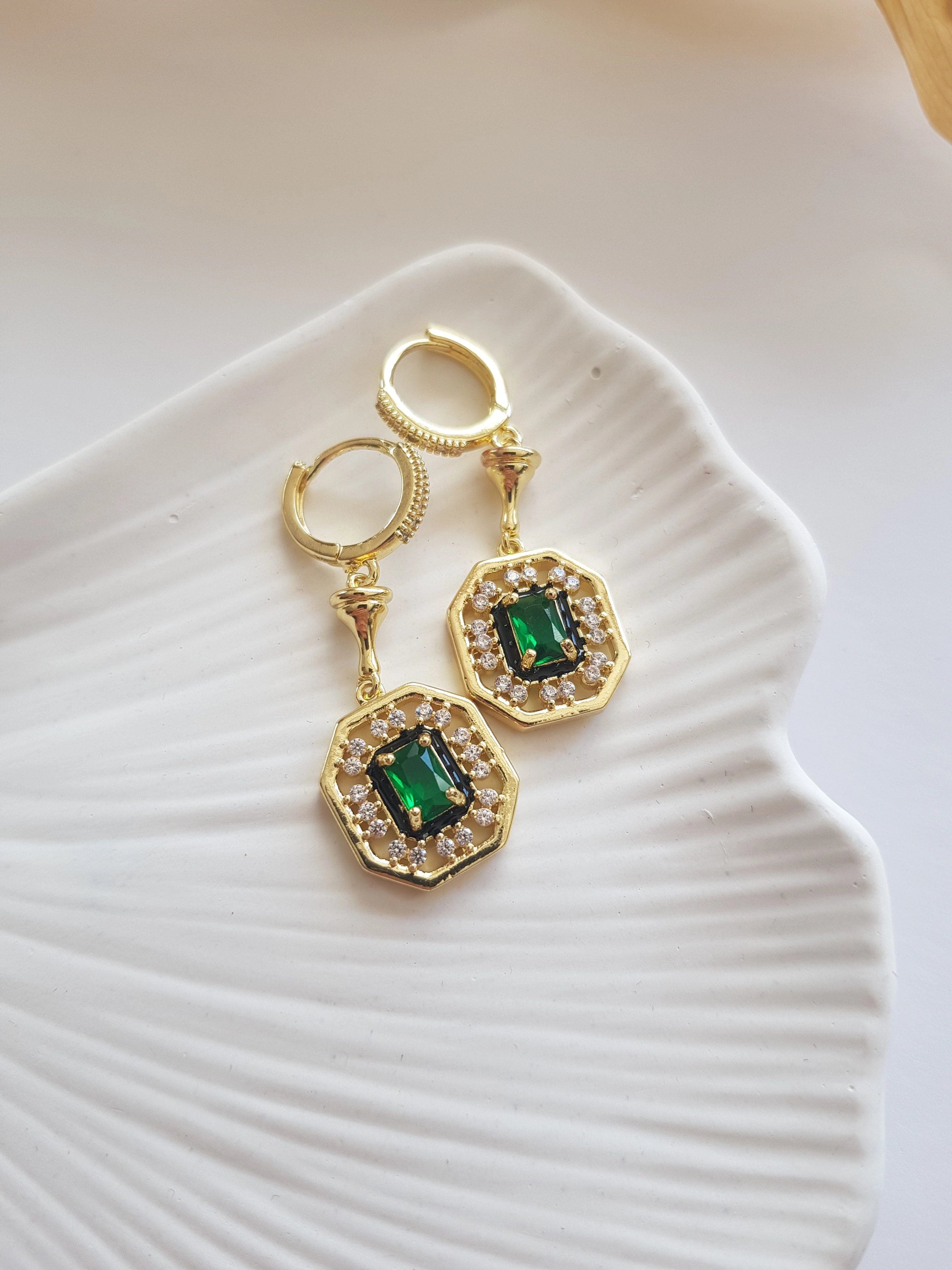 JOC Gold Yeşil Taşlı Sallantılı Küpe