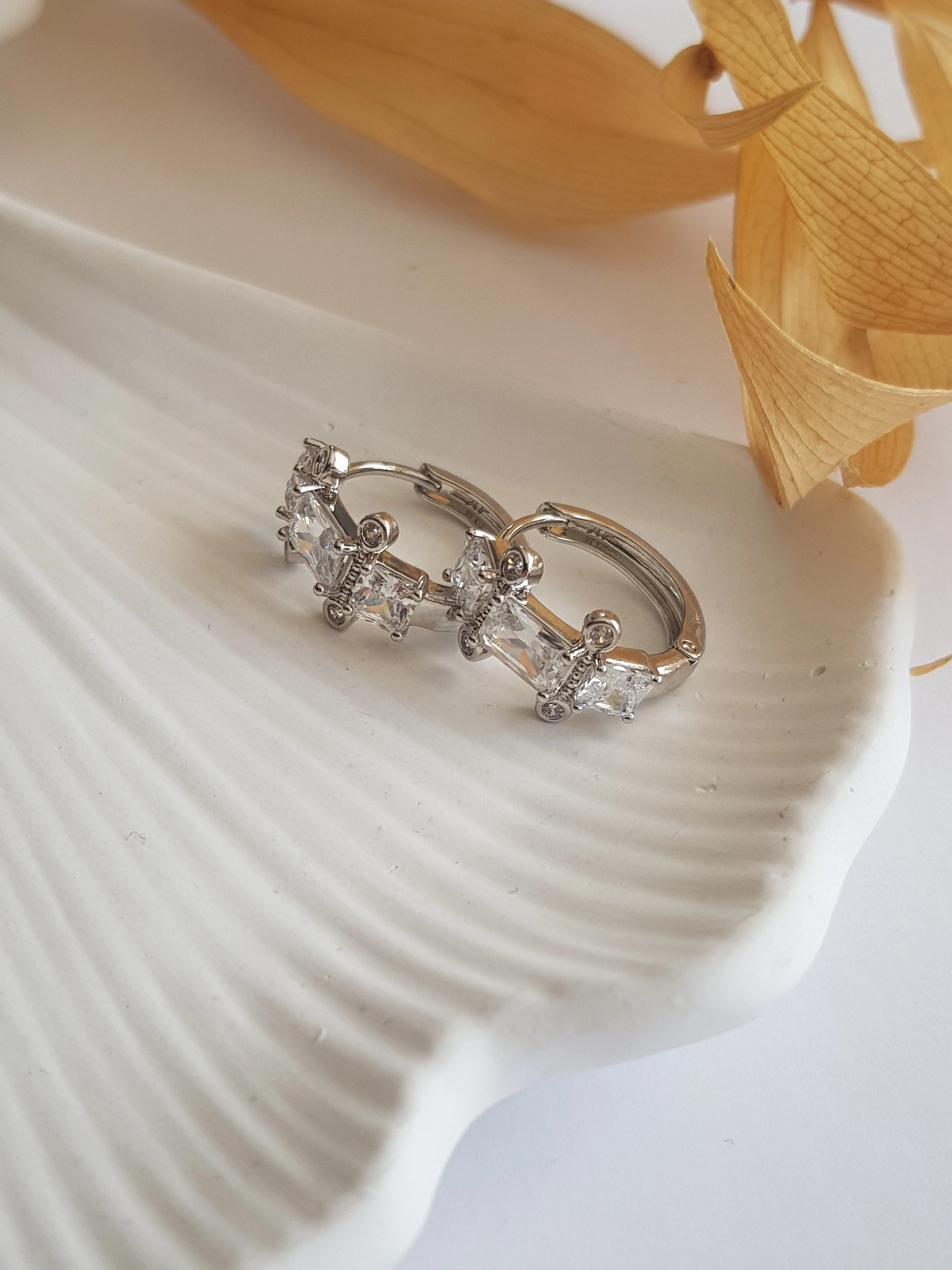 JOC Minimal Silver Taşlı Çelik Küpe