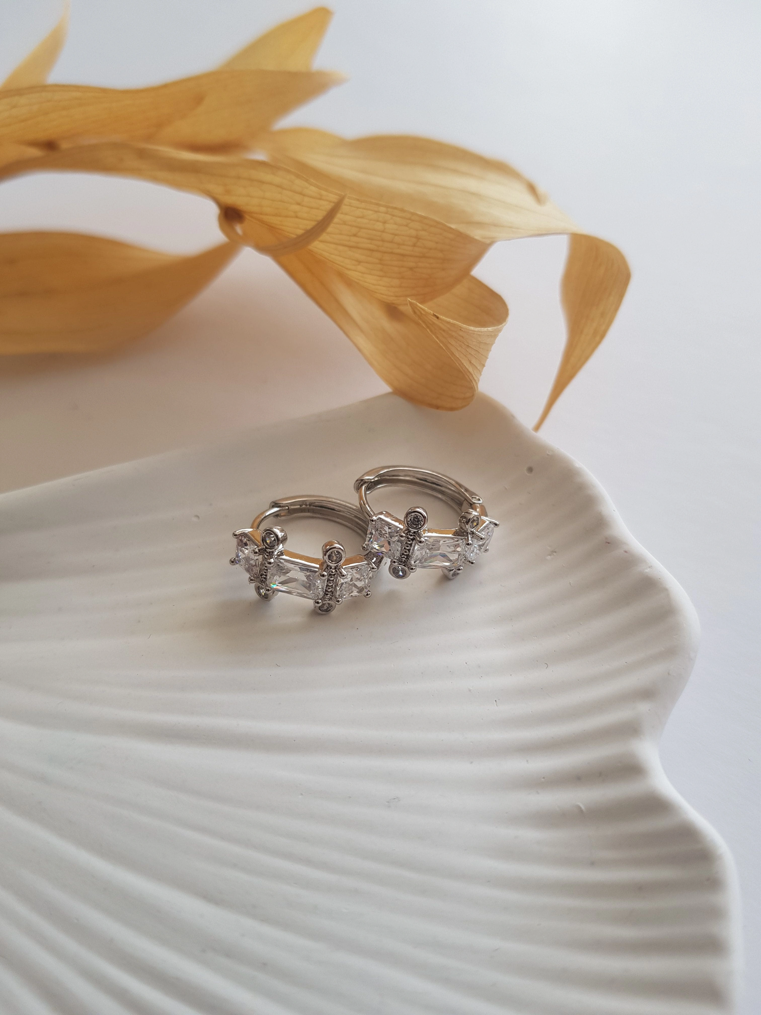 JOC Minimal Silver Taşlı Çelik Küpe